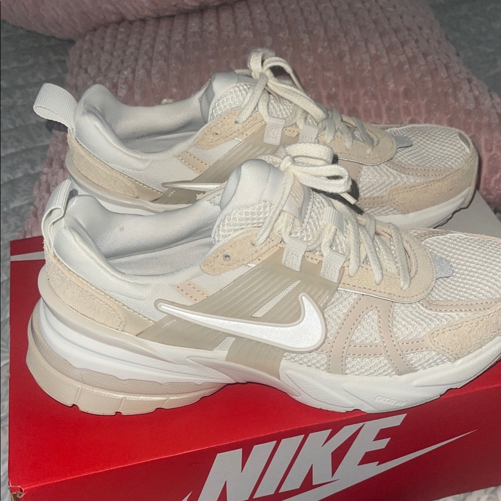 Nike Women's White and Tan Sneakers🤍🤍
